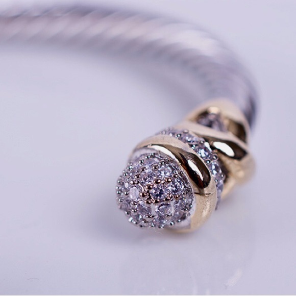 BEAUTIFUL CRYSTAL STATION BANGLE - Picture 4 of 8